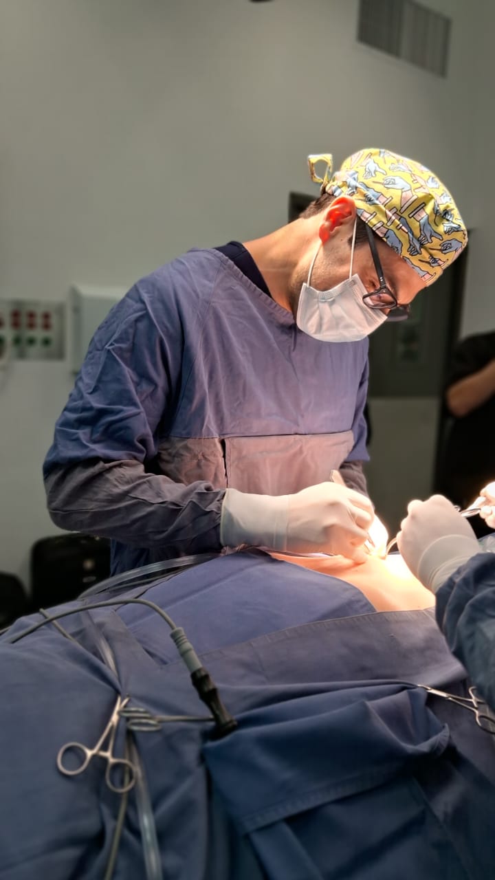 Dr. Muñoz Vigna durante procedimiento