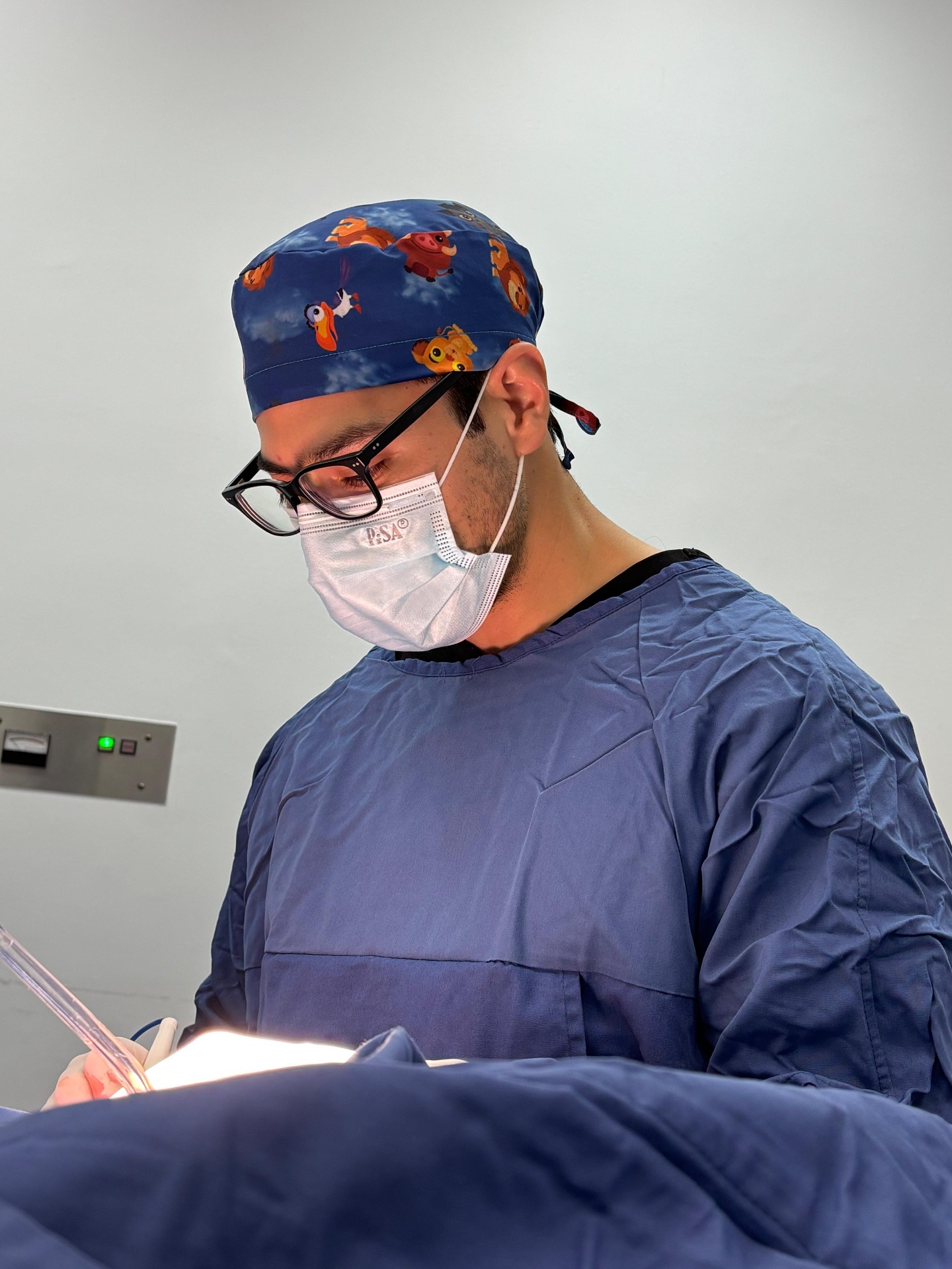 Dr. Luis Alberto Muñoz Vigna durante un procedimiento quirúrgico